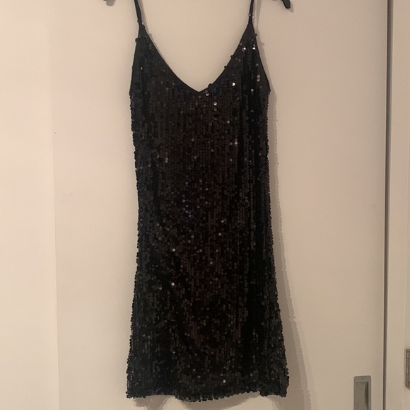 Lovely sequin dress! Perfect for the holidays 🎄 - Picture 2 of 5